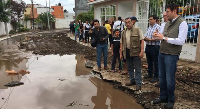 Recorre Alfonso Martínez zonas afectadas por tromba en Morelia 