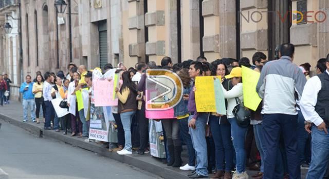 Trabajadores del sector salud se manifiestan por falta de pagos