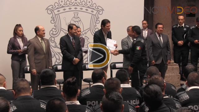 Entregan grados a policías de Morelia   