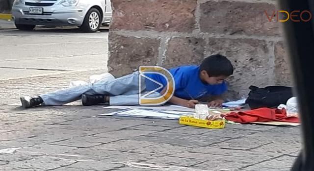 Lalo vende dulces en la calle, pero no abandona sus estudios