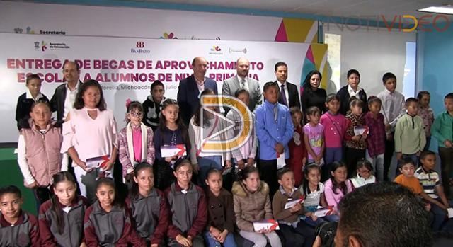 Becan a 370 niñas y niños de primaria