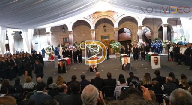 Arriba féretro de secretario de Seguridad Pública a Palacio de Gobierno