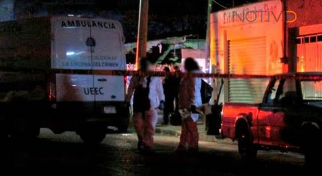 Atacan a balazos a dos sujetos en un semáforo, uno murió
