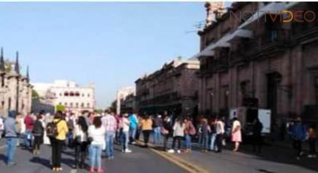 Profesores bloquean la avenida Madero frente a Palacio de Gobierno 