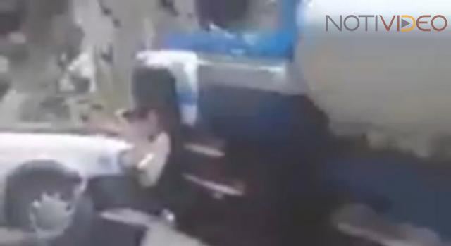 Taxi de Uruapan choca contra una pipa de agua; tres personas murieron  