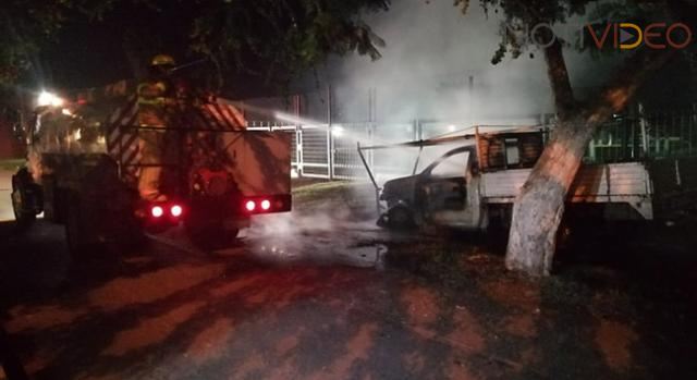 Sujetos armados queman una camioneta estacionada 