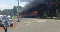 Gobierno asegura que bajó la presión de normalistas, éstos incendian autobús en San Juan Tumbio...