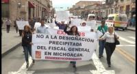 Marchan abogados y policías en Morelia