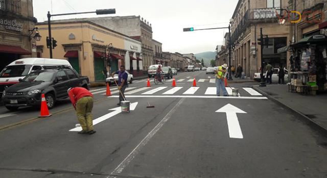 Ayuntamiento de Morelia sigue con labores de balizamiento en Avenida Madero 
