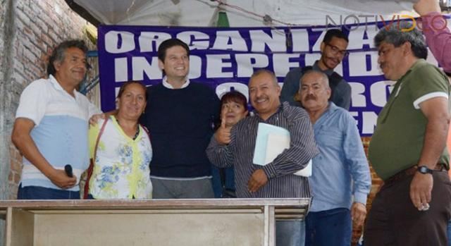 Presidente Alfonso Martínez entrega apoyos a comerciantes de la Colonia Independencia 