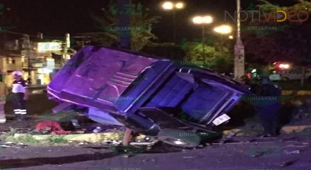 Se accidente camioneta de músicos, hay tres muertos 