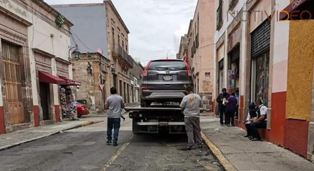 Policías municipales se ostentan como estatales ante el reclamo de un turista