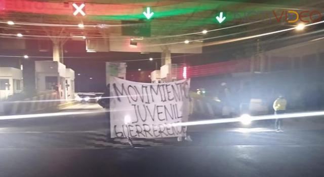 Normalistas de Ayotzinapa toman caseta de la Autopista Siglo XXI