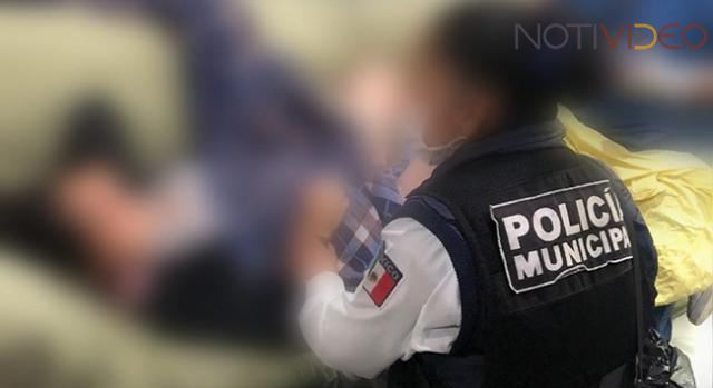 Joven mujer dá a luz a un bebé con la asistencia de policías 