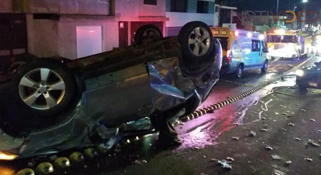 Auto vuelca en el acceso al Ramal Camelinas, dos personas resultaron lesionadas 