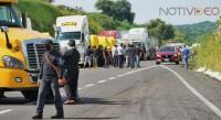 Civiles bloquean la Autopista Siglo XXI cerca de Taretan