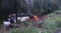 Chocan autobús contra  camioneta y  caen a un barranco