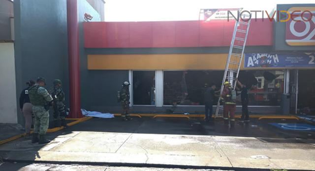Queman vehículos y tiendas de conveniencia en Apatzingán