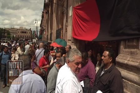 Coloca STASPE bandera rojinegras 