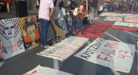 Normalistas protagonizan pintas durante su marcha para recordar a estudiantes de Ayotzinapa