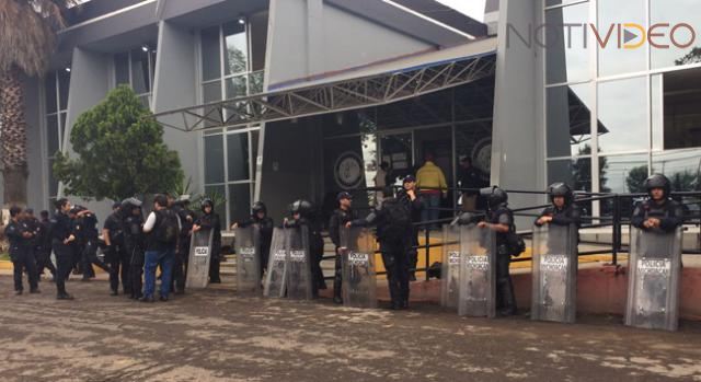 Resguardan antimotines Ministerio Público por presencia de normalistas