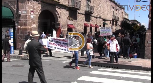 Viudas y familiares de policías caídos exigen pago de seguros de vida