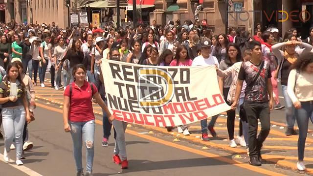 Normalistas protestan por cambio en currícula