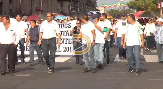 Maestros del SNTE y la CNTE protestan en Michoacán