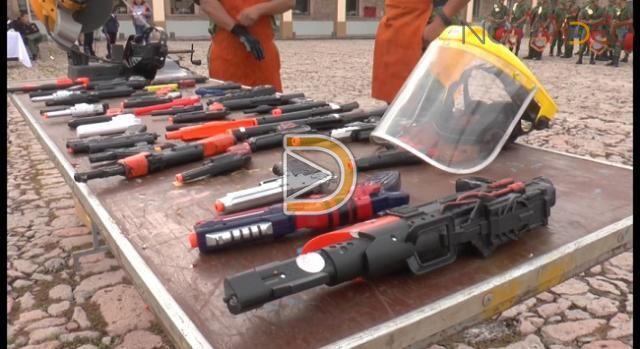 Niños michoacanos cambian pistolas por trompos y yoyos