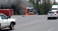 Habitantes de Aquila y Uruapan bloquean carrera