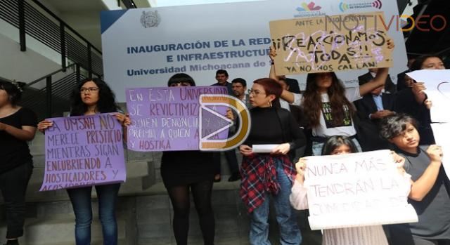 Estudiantes de la UMSNH interrumpen evento de rector y gobernador