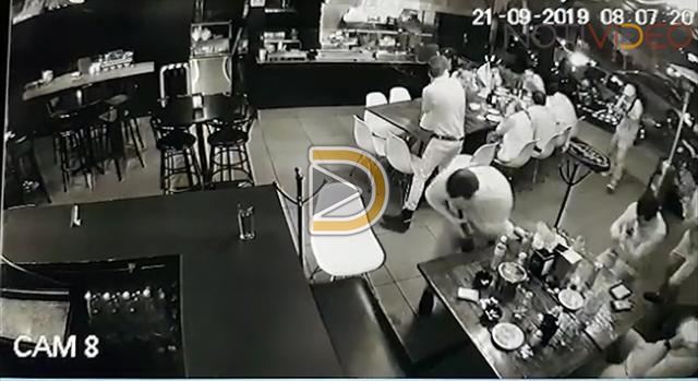 Video se seguridad de bar muestra cuando asesinan a 4 hombres en Uruapan