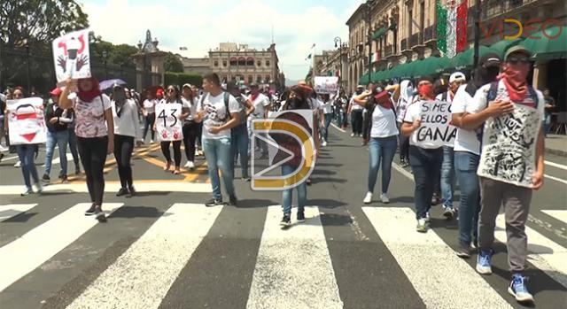 Normalistas marchan por los 43 desaparecidos de Ayotzinapa