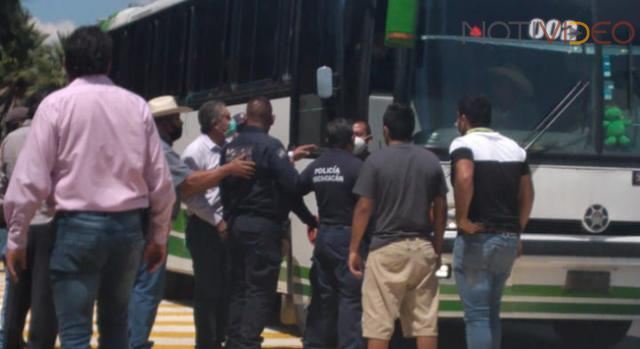 Miembros de la UCD se enfrentan con antimotines afuera de Casa de Gobierno