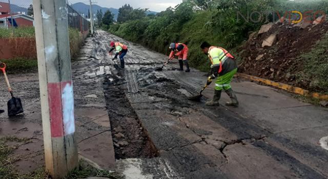 Rescatan trabajadores del SLyT vialidad anegada de lodo por desborde de canal 