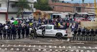 Conato de gresca en Caltzontzin, maestros apedrean a policías