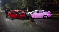 Choque de frente entre dos autos deja una persona lesionada 