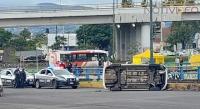 Vuelca vehículo en el distribuidor vial de la salida a Quiroga