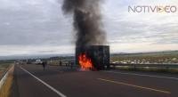 Por un aparente sobrecalentamiento se incendia un vagón de tráiler