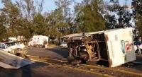 Taxi choca contra una camioneta repartidora en salida a Charo
