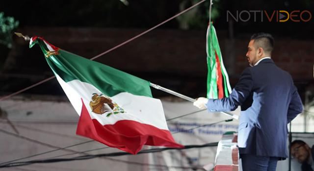 Retoma Chava Cortés tradicional grito de independencia en Charo