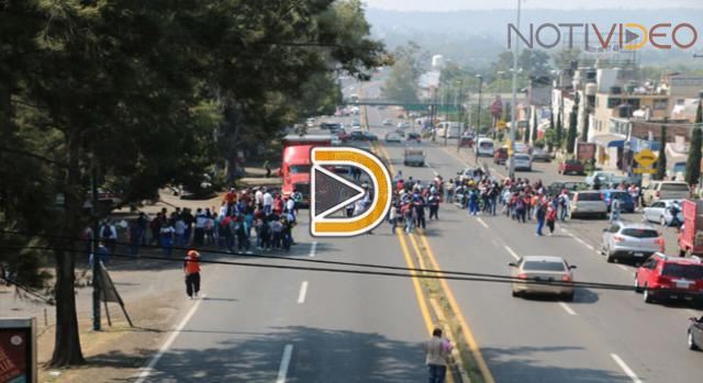Normalistas bloquean la salida a Pátzcuaro y PM los retira