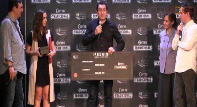 El actor Demián Bichir dona premio para padres de normalistas de Ayotzinapa 