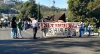Sindicatos en Michoacán marchan unidos para exigir pagos