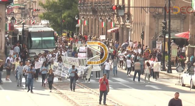 En calma realizan estudiantes marcha por el 2 de octubre en Morelia