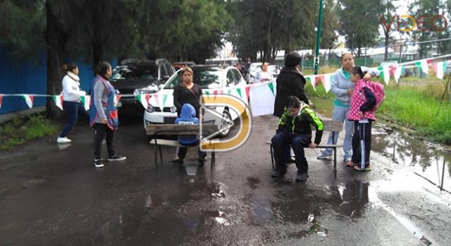 Padres de escuela de educación especial se manifiestan en Morelia
