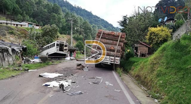 Accidente de camión deja 11 muertos en Angangueo