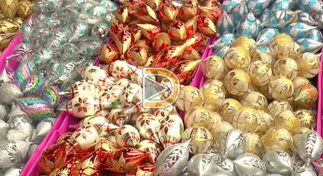 Artesanos innovan en diseños y modelos de esferas en Tlalpujahua