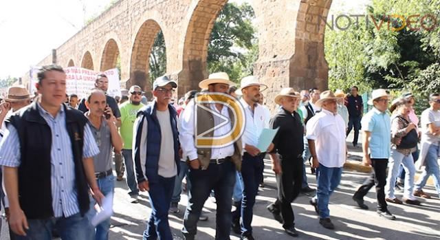 Marchan trabajadores de la UMSNH para exigir mayor presupuesto