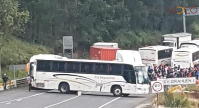 Bloquean Normalistas Carreteras Federales en Michoacán 